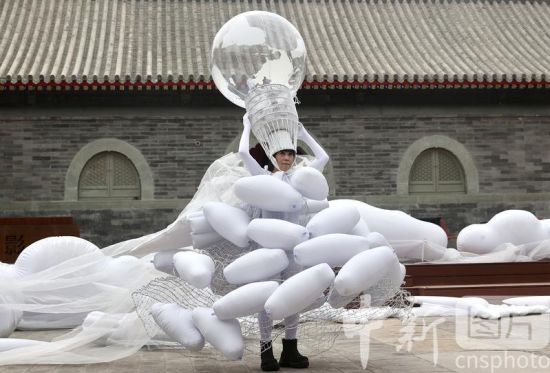 世界地球日：艺术家孔宁在北京展示“透明的地球”作品